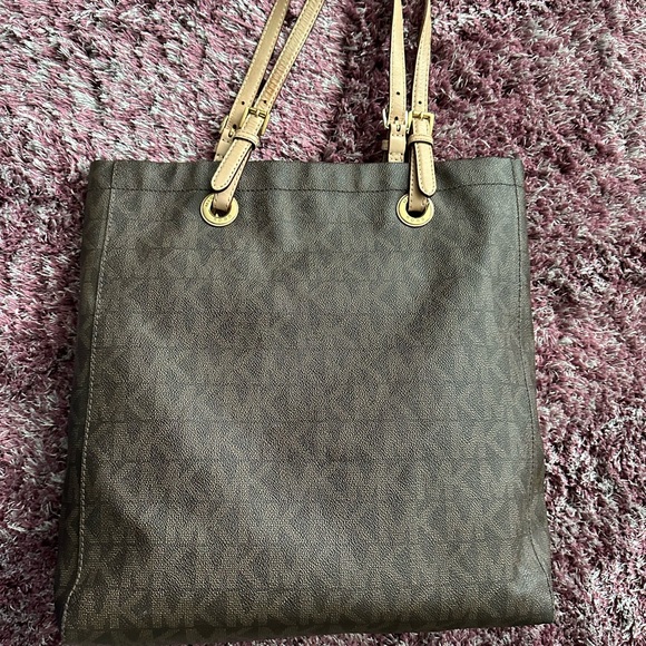 Michael Kors Logo Tote Bag - Picture 3 of 8